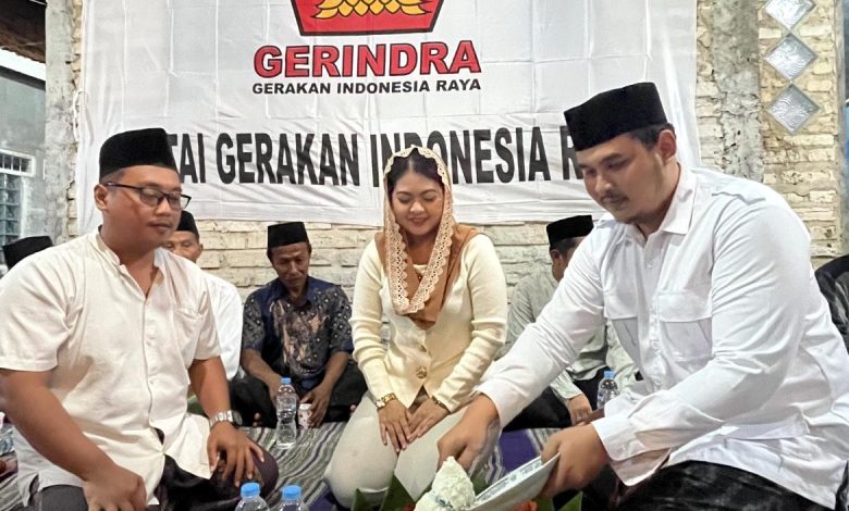 Ketua Komisi III DPRD Kabupaten Bangkalan, Reza Teguh Wibowo, saat memotong tumpeng pada acara tasyakkuran Hari Ulang Tahun (HUT) ke-18 Partai Gerindra di Kampung Kepang Tarogan, Kelurahan Kemayoran, Kecamatan Bangkalan, Sabtu (7/2/2026).