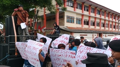 Foto: Alumni Warga Binaan Pemasyarakatan (WBP) saat menggelar aksi demonstrasi di depan Lapas Narkotika Kelas IIA Pamekasan, Kamis (26/02/2026).