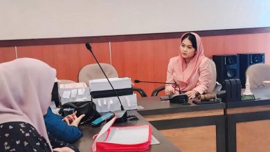 Kerudung Pink | Anggota DPRD Kabupaten Bangkalan dari Fraksi Partai Gerindra, Ambar Pramudya Wardani.