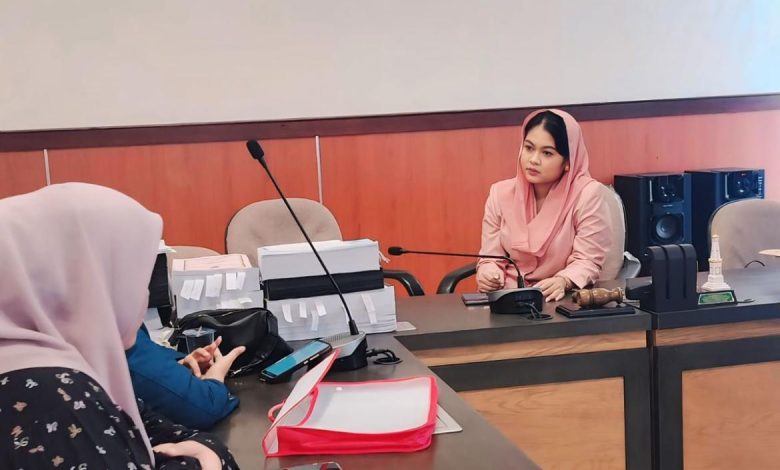 Kerudung Pink | Anggota DPRD Kabupaten Bangkalan dari Fraksi Partai Gerindra, Ambar Pramudya Wardani.