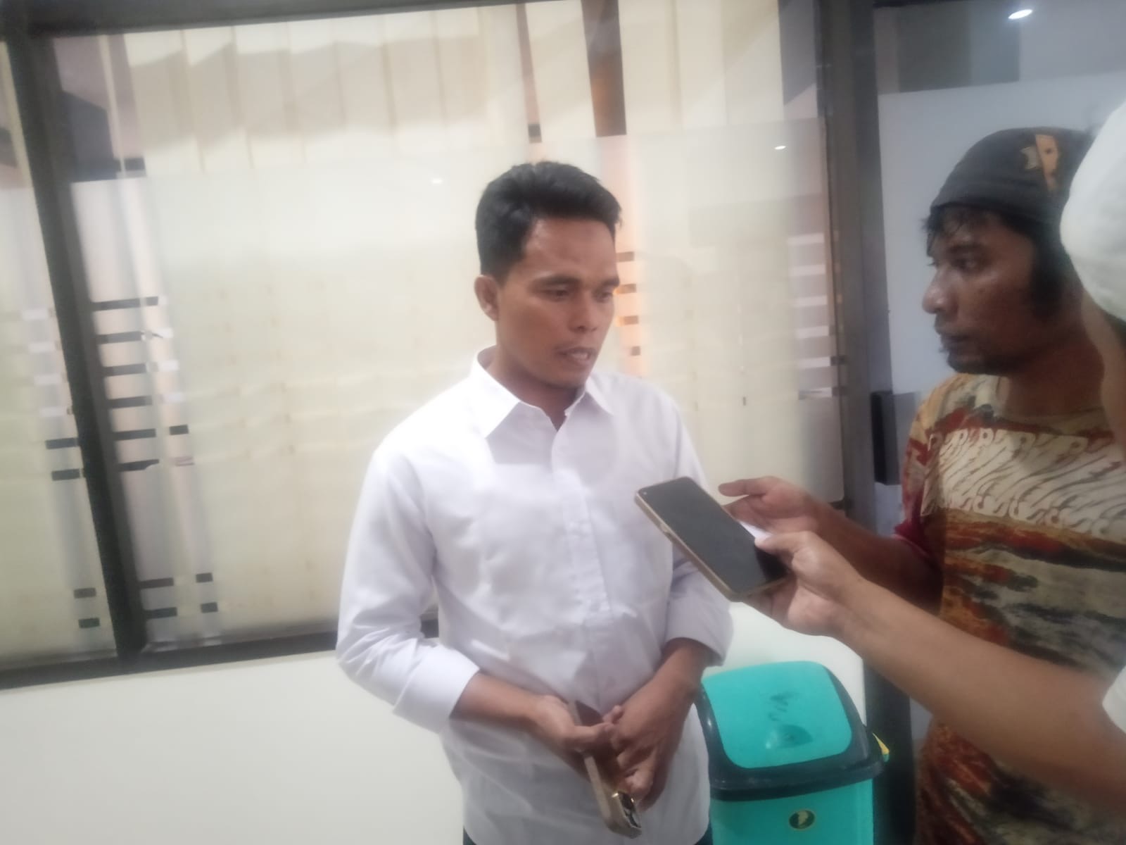 Muhammad Farok saat diwawancarai awak media usai mengikuti Musyawarah Cabang (Muscab) VI PKB Sampang di Aula Hotel Bahagia, Minggu (29/3/2026).