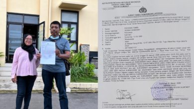 DIPOLISIKAN. Pelapor menunjukkan surat tanda penerimaan laporan di halaman Mapolres Sumenep, terkait dugaan penggelapan dana Rp35 juta. (Istimewa/Redaksi/Ejaberita.co)