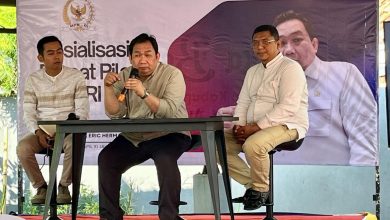 Anggota DPR RI Eric Hermawan saat menyampaikan materi sosialisasi Empat Pilar Kebangsaan kepada pemuda Desa Burneh, Kecamatan Burneh, Kabupaten Bangkalan.