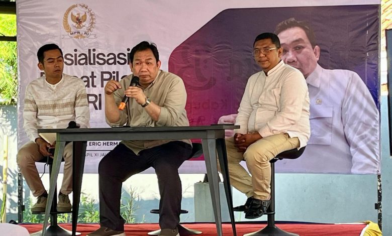 Anggota DPR RI Eric Hermawan saat menyampaikan materi sosialisasi Empat Pilar Kebangsaan kepada pemuda Desa Burneh, Kecamatan Burneh, Kabupaten Bangkalan.