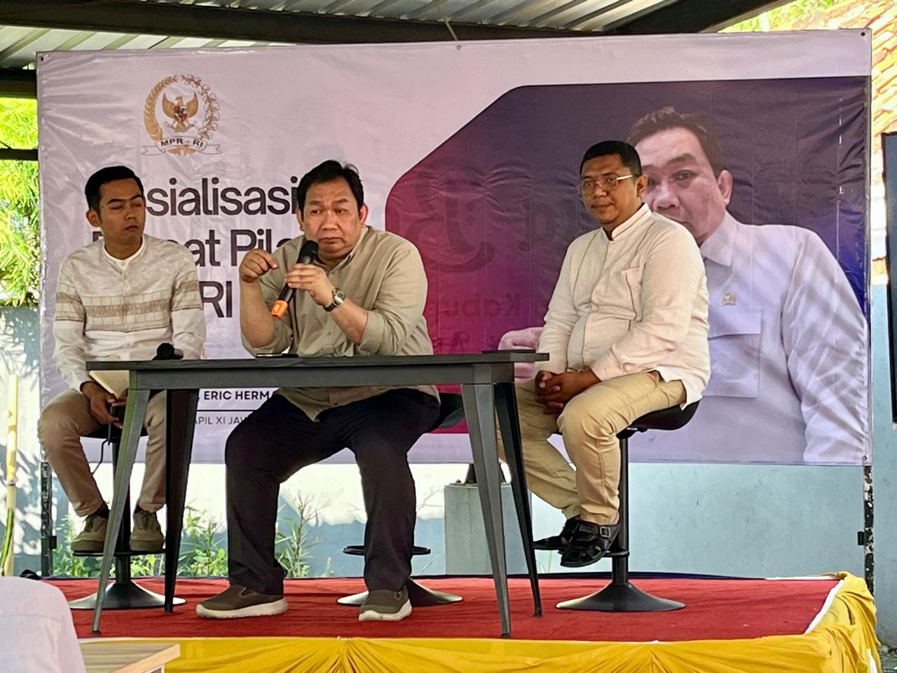 Anggota DPR RI Eric Hermawan saat menyampaikan materi sosialisasi Empat Pilar Kebangsaan kepada pemuda Desa Burneh, Kecamatan Burneh, Kabupaten Bangkalan.