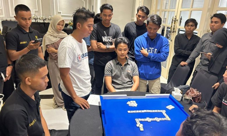 Pelajar SMA/SMK di Bangkalan mengikuti sosialisasi The Law of Domino yang digelar ORADO Bangkalan di The Sky Resto sebagai upaya mengenalkan domino sebagai olahraga prestasi dan menjaring bibit atlet muda.