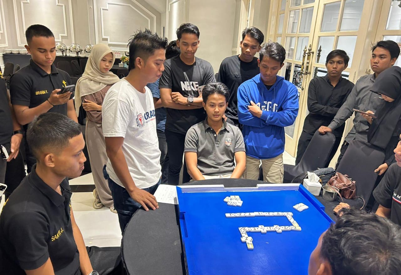 Pelajar SMA/SMK di Bangkalan mengikuti sosialisasi The Law of Domino yang digelar ORADO Bangkalan di The Sky Resto sebagai upaya mengenalkan domino sebagai olahraga prestasi dan menjaring bibit atlet muda.