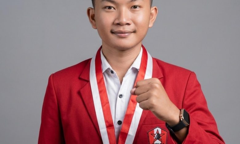 Rahman, pengurus cabang Gerakan Mahasiswa Nasional Indonesia Kabupaten Bangkalan, menunjukkan semangat perjuangan dalam momentum refleksi 72 tahun organisasi.