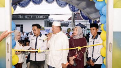 Prosesi peresmian kantor cabang Ahsan Jakfar & Partner (AJP) di Sampang yang ditandai dengan pemotongan pita sebagai simbol dimulainya pelayanan pendampingan dan edukasi hukum bagi masyarakat.