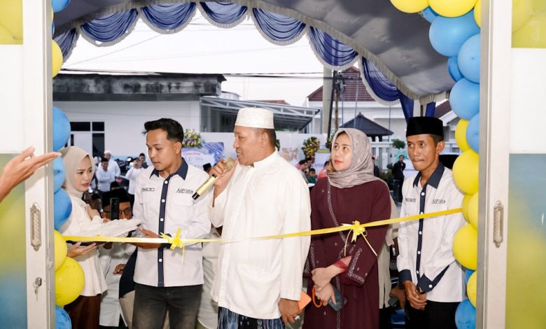 Prosesi peresmian kantor cabang Ahsan Jakfar & Partner (AJP) di Sampang yang ditandai dengan pemotongan pita sebagai simbol dimulainya pelayanan pendampingan dan edukasi hukum bagi masyarakat.