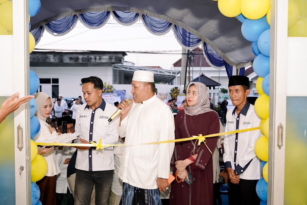 Prosesi peresmian kantor cabang Ahsan Jakfar & Partner (AJP) di Sampang yang ditandai dengan pemotongan pita sebagai simbol dimulainya pelayanan pendampingan dan edukasi hukum bagi masyarakat.