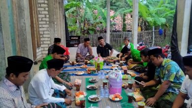 Kader dan pengurus PAC GP Ansor Pangarengan saat mengikuti kegiatan buka puasa bersama guna mempererat silaturahmi dan memperkuat solidaritas organisasi, Minggu (15/3/2026).