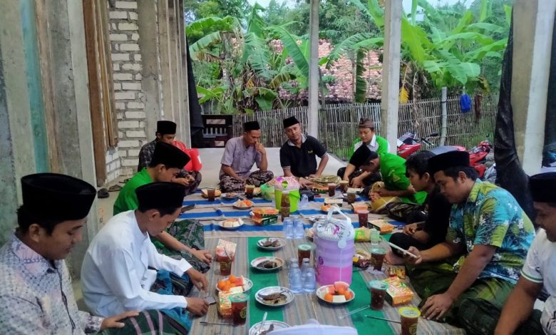Kader dan pengurus PAC GP Ansor Pangarengan saat mengikuti kegiatan buka puasa bersama guna mempererat silaturahmi dan memperkuat solidaritas organisasi, Minggu (15/3/2026).