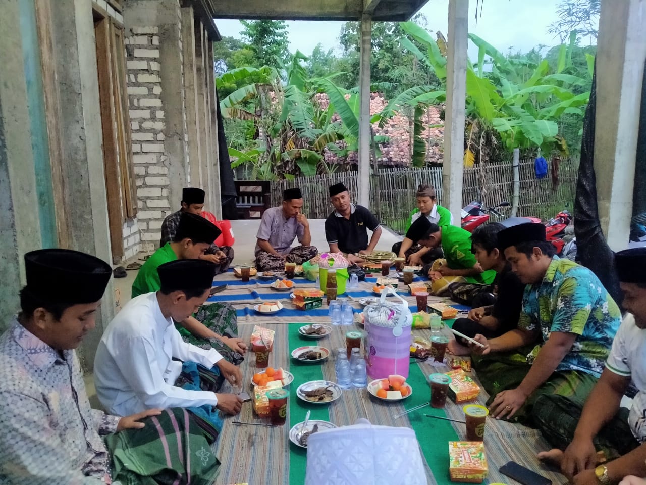 Kader dan pengurus PAC GP Ansor Pangarengan saat mengikuti kegiatan buka puasa bersama guna mempererat silaturahmi dan memperkuat solidaritas organisasi, Minggu (15/3/2026).