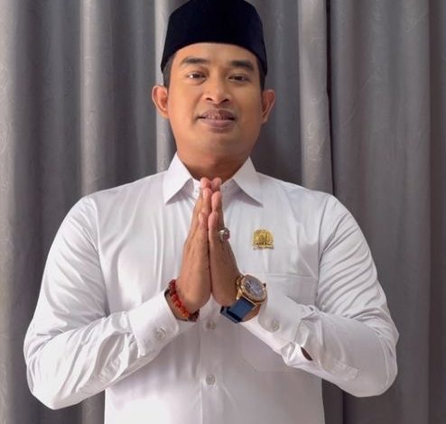 Ketua Komisi I DPRD Kabupaten Sampang, Moh. Salim, menyampaikan ucapan Idul Fitri 1447 H sekaligus mengajak masyarakat memperkuat persatuan dan kepedulian sosial.