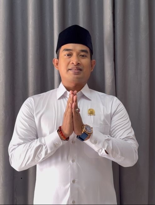Ketua Komisi I DPRD Kabupaten Sampang, Moh. Salim, menyampaikan ucapan Idul Fitri 1447 H sekaligus mengajak masyarakat memperkuat persatuan dan kepedulian sosial.