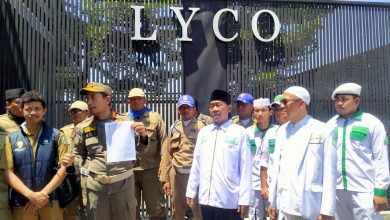Petugas Satpol PP Kabupaten Sampang bersama sejumlah tokoh masyarakat menunjukkan surat keputusan penutupan sementara Lyco Cafe di Jalan Syamsul Arifien, Kelurahan Polagan, Kecamatan Sampang, Senin (16/3/2026).
