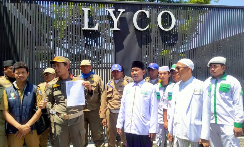 Petugas Satpol PP Kabupaten Sampang bersama sejumlah tokoh masyarakat menunjukkan surat keputusan penutupan sementara Lyco Cafe di Jalan Syamsul Arifien, Kelurahan Polagan, Kecamatan Sampang, Senin (16/3/2026).