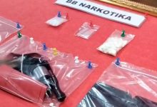 Barang bukti narkotika jenis sabu beserta alat pendukung yang diamankan polisi dalam penggerebekan di rumah kosong di Sumberbaru, Jember, ditunjukkan saat konferensi pers.