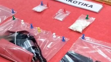 Barang bukti narkotika jenis sabu beserta alat pendukung yang diamankan polisi dalam penggerebekan di rumah kosong di Sumberbaru, Jember, ditunjukkan saat konferensi pers.