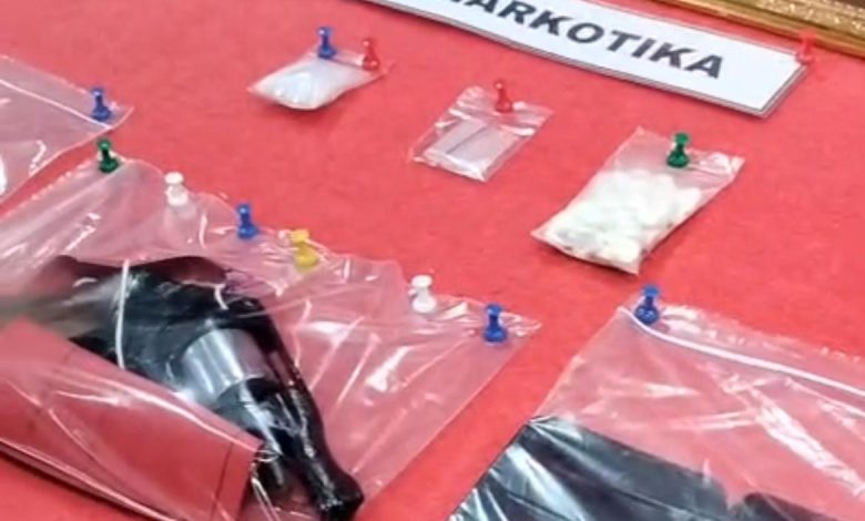 Barang bukti narkotika jenis sabu beserta alat pendukung yang diamankan polisi dalam penggerebekan di rumah kosong di Sumberbaru, Jember, ditunjukkan saat konferensi pers.