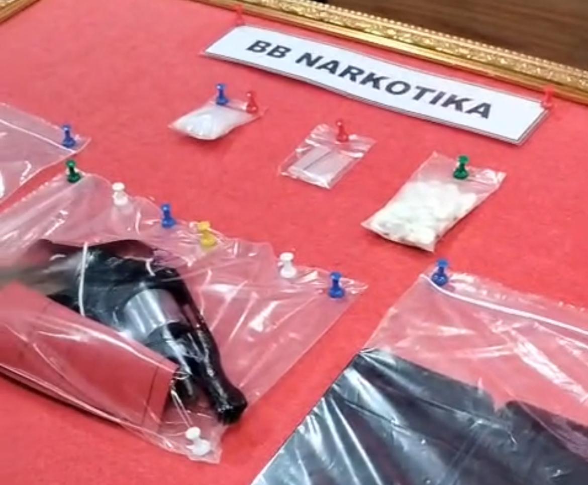 Barang bukti narkotika jenis sabu beserta alat pendukung yang diamankan polisi dalam penggerebekan di rumah kosong di Sumberbaru, Jember, ditunjukkan saat konferensi pers.