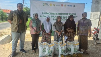 Petugas BULOG menyalurkan bantuan pangan berupa beras dan minyak goreng kepada warga di Kecamatan Jrengik, Kabupaten Sampang, Rabu (18/3/2026). Program ini menyasar ratusan ribu penerima manfaat di wilayah Madura.