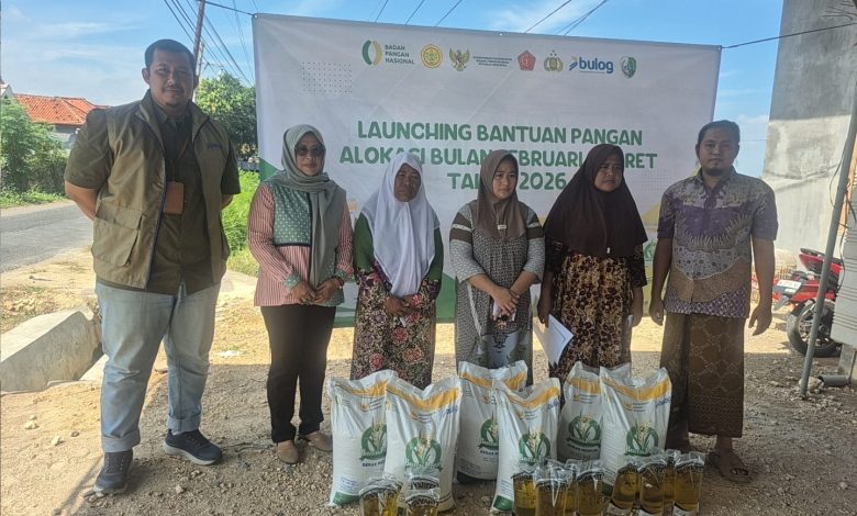 Petugas BULOG menyalurkan bantuan pangan berupa beras dan minyak goreng kepada warga di Kecamatan Jrengik, Kabupaten Sampang, Rabu (18/3/2026). Program ini menyasar ratusan ribu penerima manfaat di wilayah Madura.