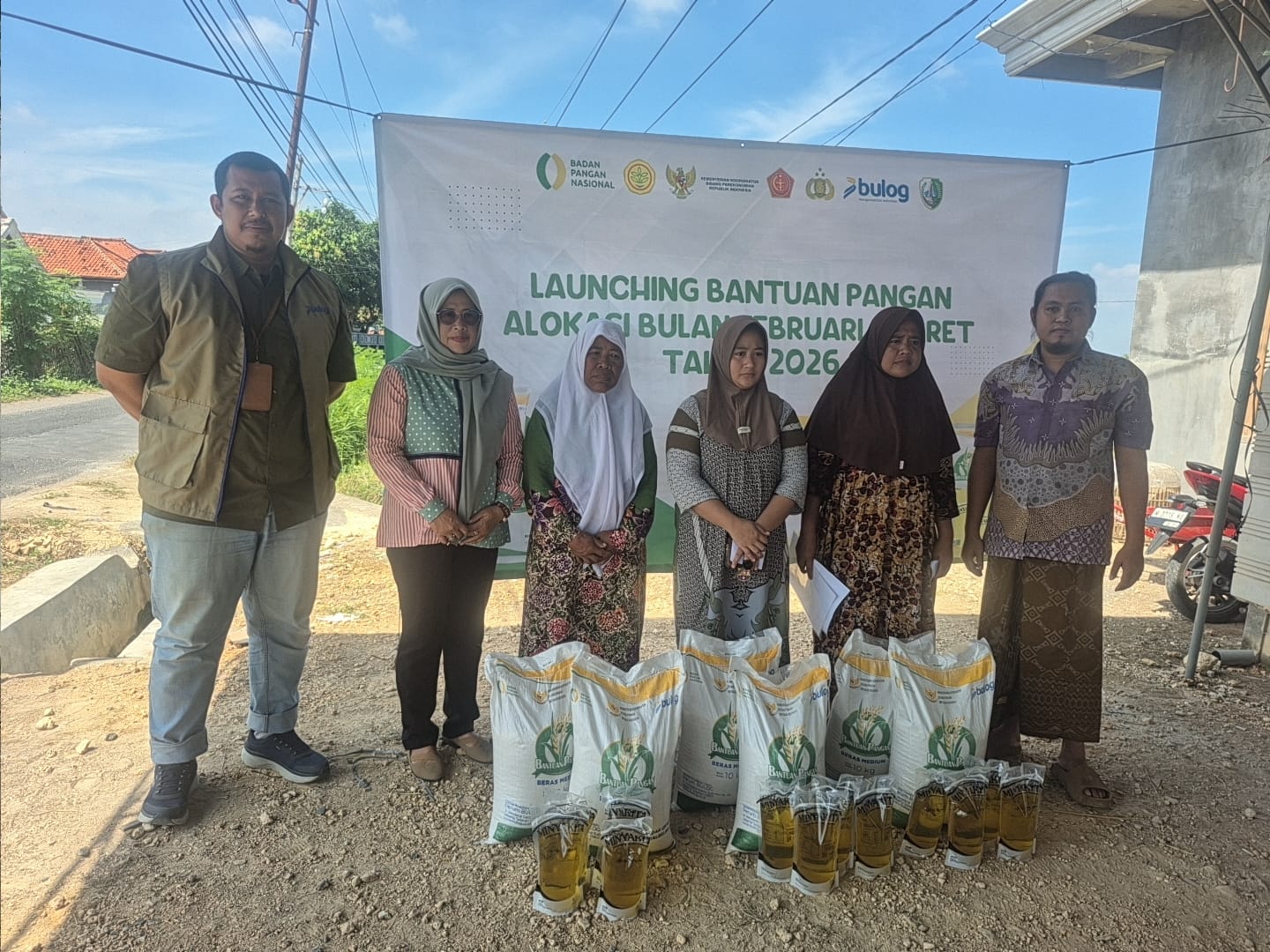 Petugas BULOG menyalurkan bantuan pangan berupa beras dan minyak goreng kepada warga di Kecamatan Jrengik, Kabupaten Sampang, Rabu (18/3/2026). Program ini menyasar ratusan ribu penerima manfaat di wilayah Madura.