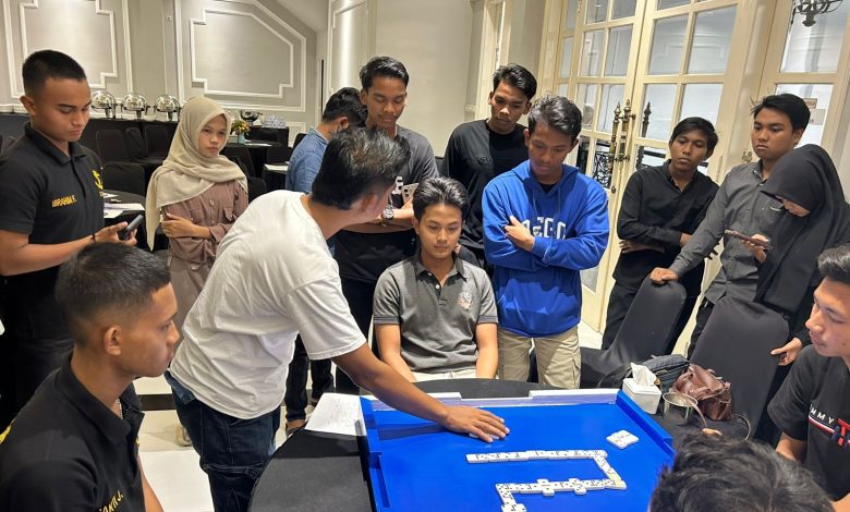 Pelatihan domino oleh Orado Bangkalan kepada para peserta sebagai bagian dari persiapan menghadapi Kejurcab, guna meningkatkan kemampuan dan strategi permainan atlet muda.