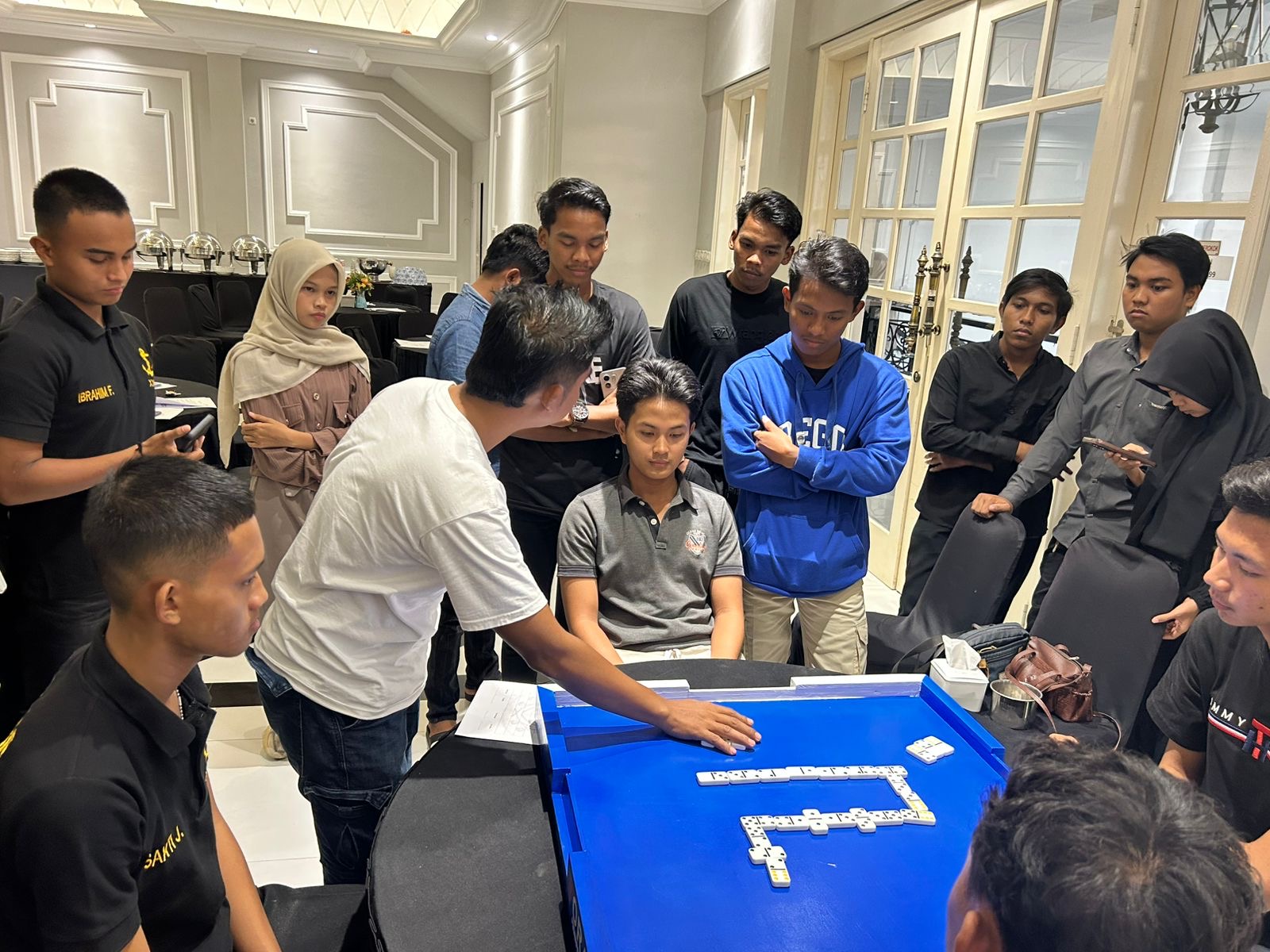 Pelatihan domino oleh Orado Bangkalan kepada para peserta sebagai bagian dari persiapan menghadapi Kejurcab, guna meningkatkan kemampuan dan strategi permainan atlet muda.