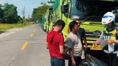 Anggota Satlantas Polres Bangkalan menindak sopir truk yang kedapatan parkir sembarangan di bahu jalan depan Stadion Kerapan Sapi R.P Moch Noer Bangkalan saat melakukan penertiban lalu lintas.