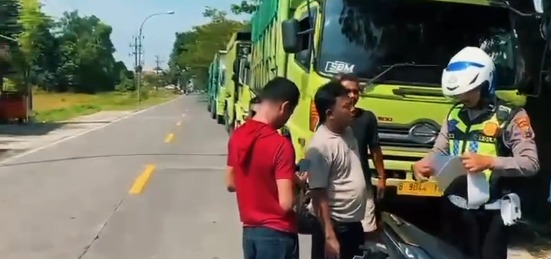 Anggota Satlantas Polres Bangkalan menindak sopir truk yang kedapatan parkir sembarangan di bahu jalan depan Stadion Kerapan Sapi R.P Moch Noer Bangkalan saat melakukan penertiban lalu lintas.