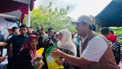 Gubernur Jawa Timur Khofifah Indar Parawansa meninjau Gerakan Pangan Murah di Taman Parembhegen Pamekasan, sementara komoditas beras dan minyak goreng dari BULOG ludes diserbu warga.