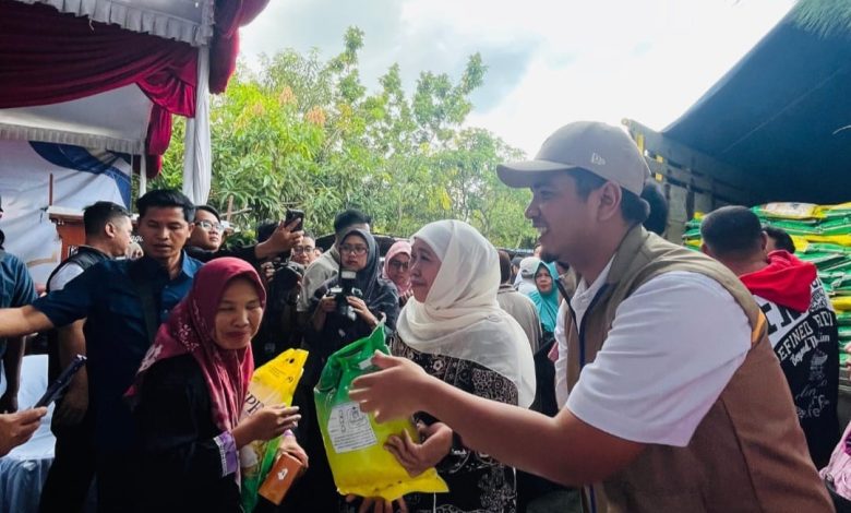 Gubernur Jawa Timur Khofifah Indar Parawansa meninjau Gerakan Pangan Murah di Taman Parembhegen Pamekasan, sementara komoditas beras dan minyak goreng dari BULOG ludes diserbu warga.