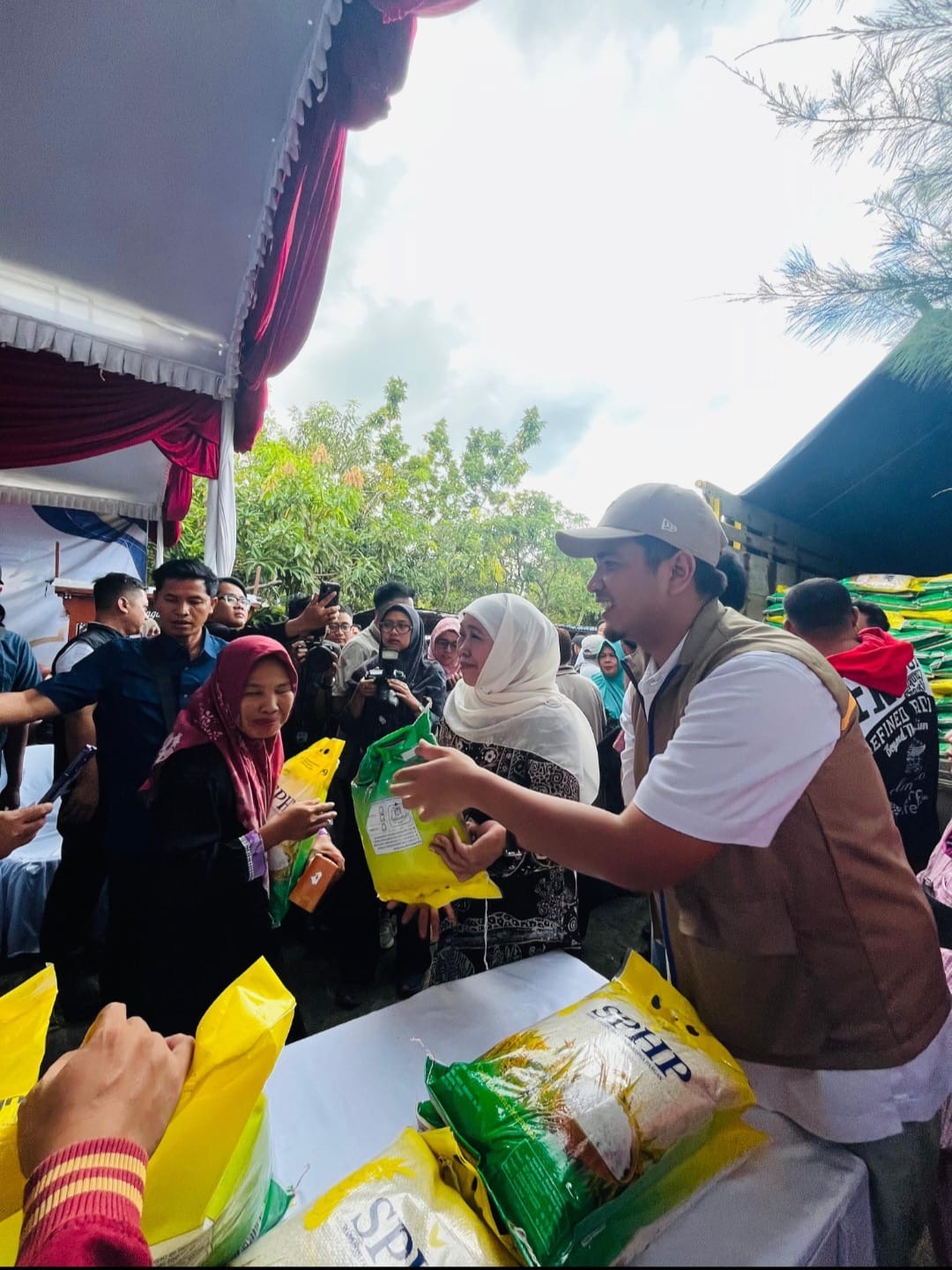 Gubernur Jawa Timur Khofifah Indar Parawansa meninjau Gerakan Pangan Murah di Taman Parembhegen Pamekasan, sementara komoditas beras dan minyak goreng dari BULOG ludes diserbu warga.
