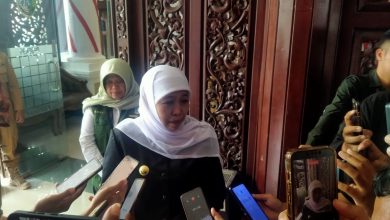 Gubernur Jawa Timur Khofifah Indar Parawansa memberikan keterangan kepada awak media usai agenda Sapa Bansos dan Amaliah Ramadhan di Pendopo Trunojoyo, Kabupaten Sampang, Selasa (3/3/2026).