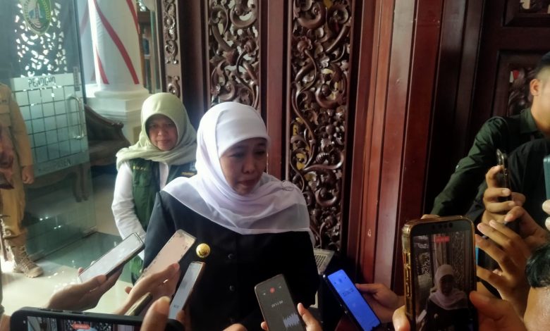 Gubernur Jawa Timur Khofifah Indar Parawansa memberikan keterangan kepada awak media usai agenda Sapa Bansos dan Amaliah Ramadhan di Pendopo Trunojoyo, Kabupaten Sampang, Selasa (3/3/2026).