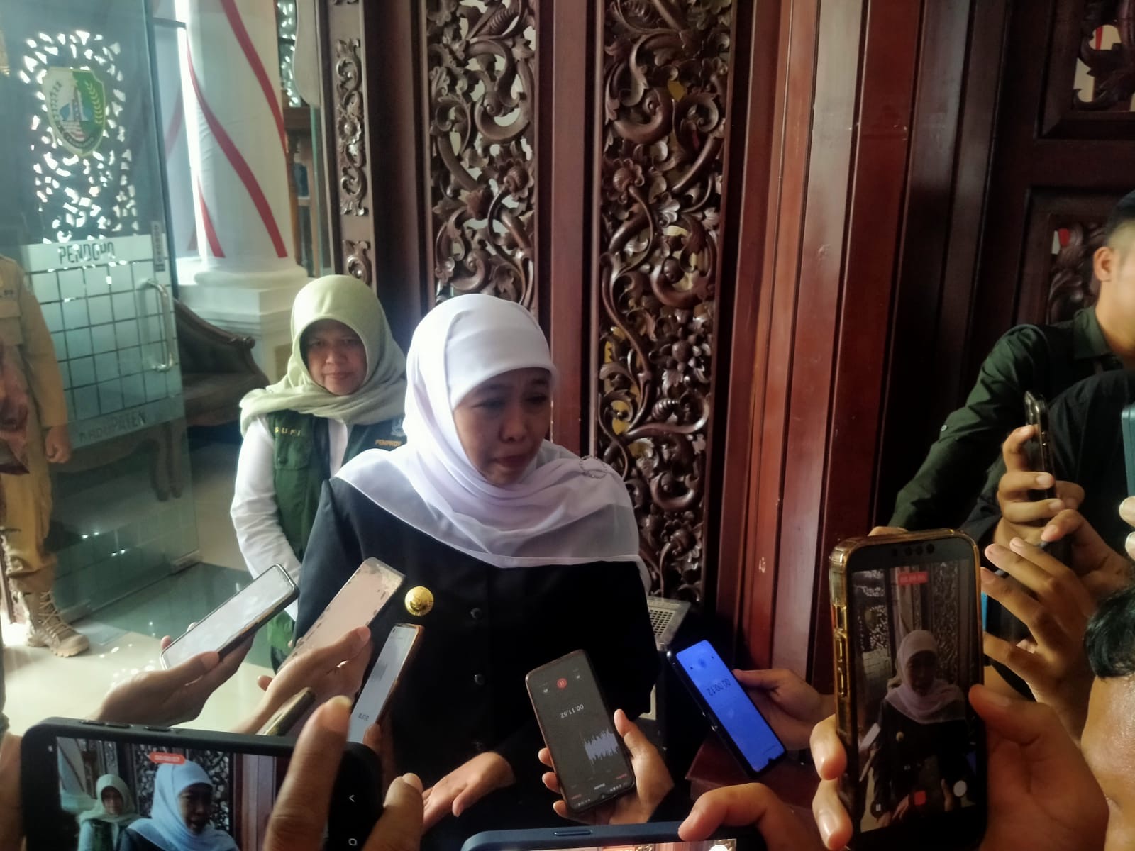 Gubernur Jawa Timur Khofifah Indar Parawansa memberikan keterangan kepada awak media usai agenda Sapa Bansos dan Amaliah Ramadhan di Pendopo Trunojoyo, Kabupaten Sampang, Selasa (3/3/2026).