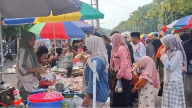 Suasana Pasar Tellasen Topak di Alun-Alun Bangkalan yang dipadati ribuan warga saat perayaan Lebaran Ketupat.