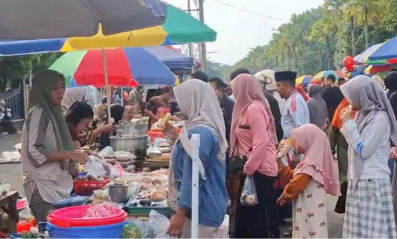 Suasana Pasar Tellasen Topak di Alun-Alun Bangkalan yang dipadati ribuan warga saat perayaan Lebaran Ketupat.