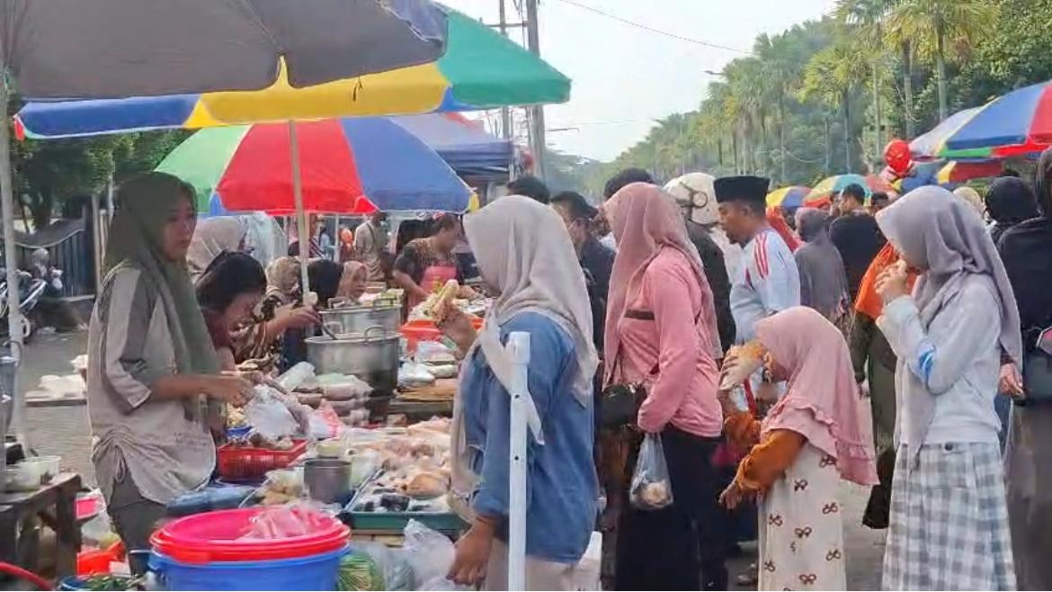 Suasana Pasar Tellasen Topak di Alun-Alun Bangkalan yang dipadati ribuan warga saat perayaan Lebaran Ketupat.