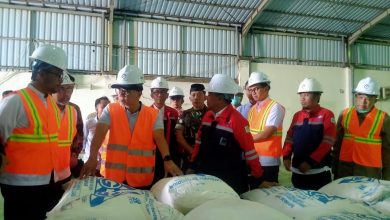 Menko Pangan RI Zulkifli Hasan saat meninjau stok dan proses produksi garam di PT Garam Camplong, Kabupaten Sampang, Minggu (8/3/2026). Kunjungan ini untuk memastikan ketersediaan garam nasional sekaligus rencana modernisasi mesin produksi.