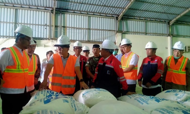 Menko Pangan RI Zulkifli Hasan saat meninjau stok dan proses produksi garam di PT Garam Camplong, Kabupaten Sampang, Minggu (8/3/2026). Kunjungan ini untuk memastikan ketersediaan garam nasional sekaligus rencana modernisasi mesin produksi.