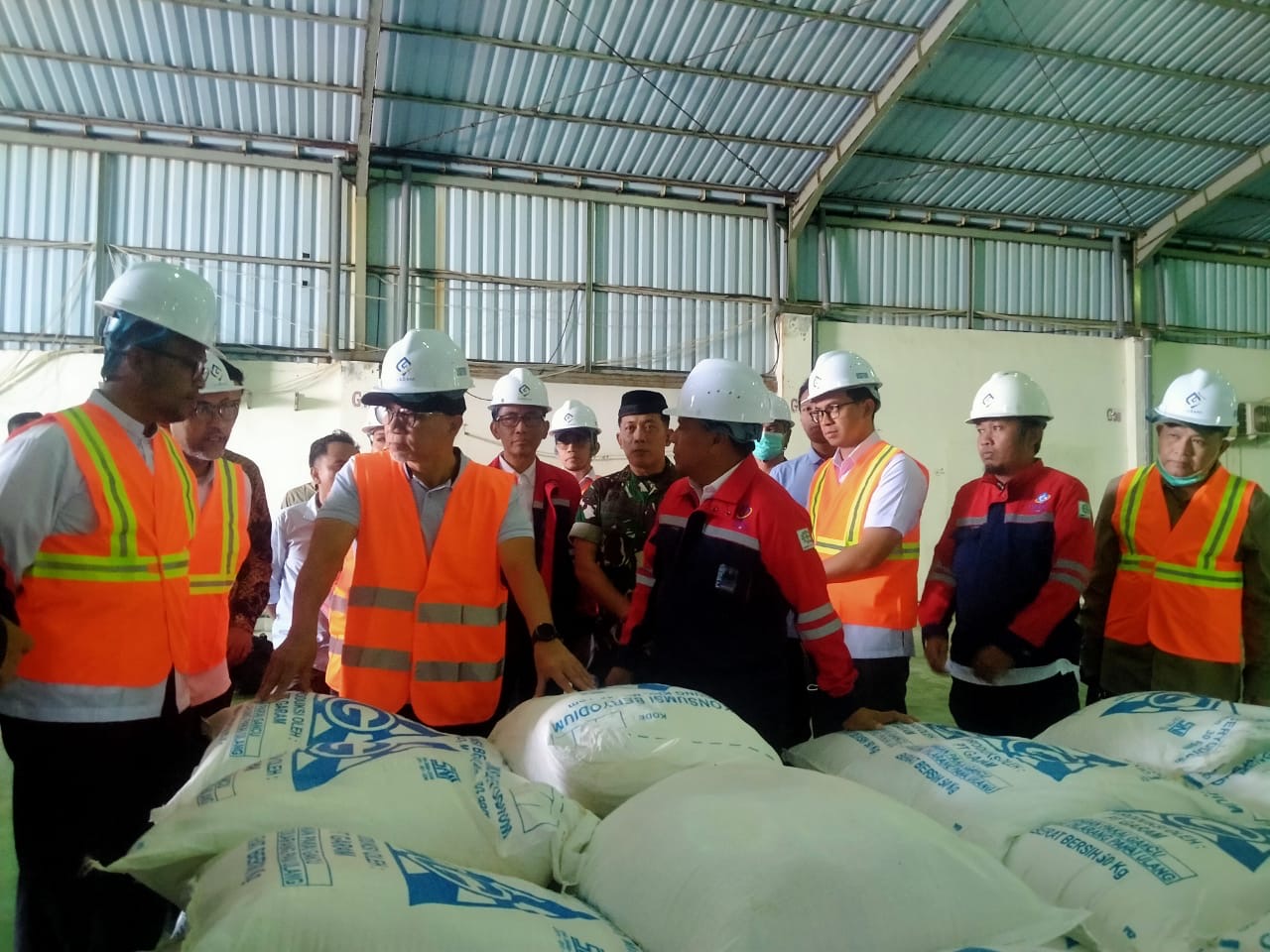 Menko Pangan RI Zulkifli Hasan saat meninjau stok dan proses produksi garam di PT Garam Camplong, Kabupaten Sampang, Minggu (8/3/2026). Kunjungan ini untuk memastikan ketersediaan garam nasional sekaligus rencana modernisasi mesin produksi.