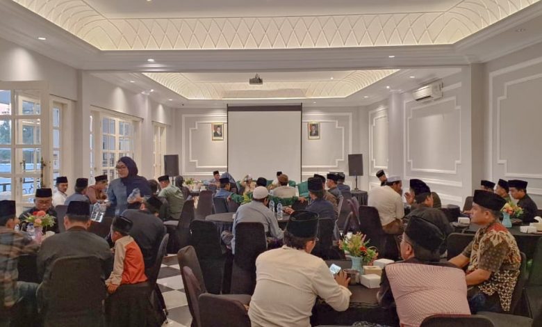 Suasana pertemuan konsolidasi Lora Nasih Center (LNC) bersama Koordinator Kecamatan (Korcam) se-Kabupaten Bangkalan yang digelar untuk memperkuat koordinasi organisasi serta menyerap aspirasi masyarakat dari tingkat desa hingga kecamatan.