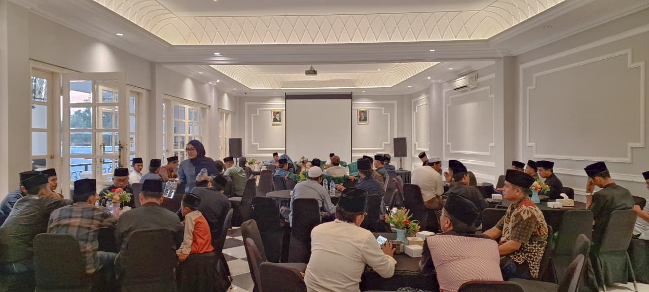Suasana pertemuan konsolidasi Lora Nasih Center (LNC) bersama Koordinator Kecamatan (Korcam) se-Kabupaten Bangkalan yang digelar untuk memperkuat koordinasi organisasi serta menyerap aspirasi masyarakat dari tingkat desa hingga kecamatan.