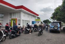 Sejumlah pengendara sepeda motor mengantre panjang di sebuah stasiun pengisian bahan bakar umum (SPBU) di wilayah Jember, Jawa Timur, Selasa (31/3/2026). Antrean terjadi akibat kepanikan warga menyusul beredarnya isu kenaikan harga bahan bakar minyak (BBM) menjelang awal April. Kepadatan kendaraan terlihat memenuhi area SPBU hingga meluas ke halaman, didominasi pengendara roda dua yang ingin segera mengisi BBM.