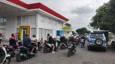 Sejumlah pengendara sepeda motor mengantre panjang di sebuah stasiun pengisian bahan bakar umum (SPBU) di wilayah Jember, Jawa Timur, Selasa (31/3/2026). Antrean terjadi akibat kepanikan warga menyusul beredarnya isu kenaikan harga bahan bakar minyak (BBM) menjelang awal April. Kepadatan kendaraan terlihat memenuhi area SPBU hingga meluas ke halaman, didominasi pengendara roda dua yang ingin segera mengisi BBM.