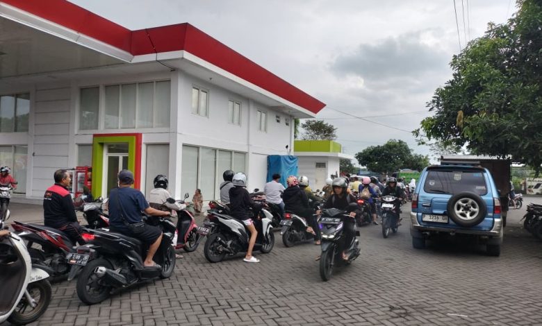 Sejumlah pengendara sepeda motor mengantre panjang di sebuah stasiun pengisian bahan bakar umum (SPBU) di wilayah Jember, Jawa Timur, Selasa (31/3/2026). Antrean terjadi akibat kepanikan warga menyusul beredarnya isu kenaikan harga bahan bakar minyak (BBM) menjelang awal April. Kepadatan kendaraan terlihat memenuhi area SPBU hingga meluas ke halaman, didominasi pengendara roda dua yang ingin segera mengisi BBM.